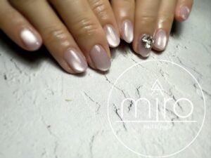 投稿についてもっと詳しく オフィスにも♡お上品なちゅるちゅるマグネットネイル💅