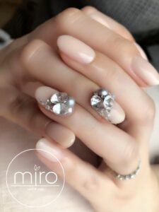 投稿についてもっと詳しく お上品な♡ビジューネイル💅